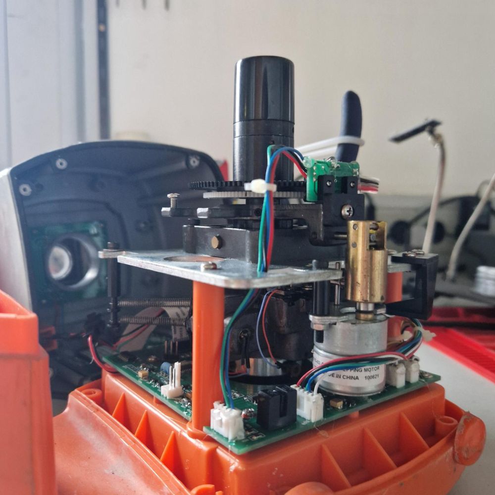 Nahaufnahme eines geöffneten Vermessungsgeräts mit Elektronik und Getriebe