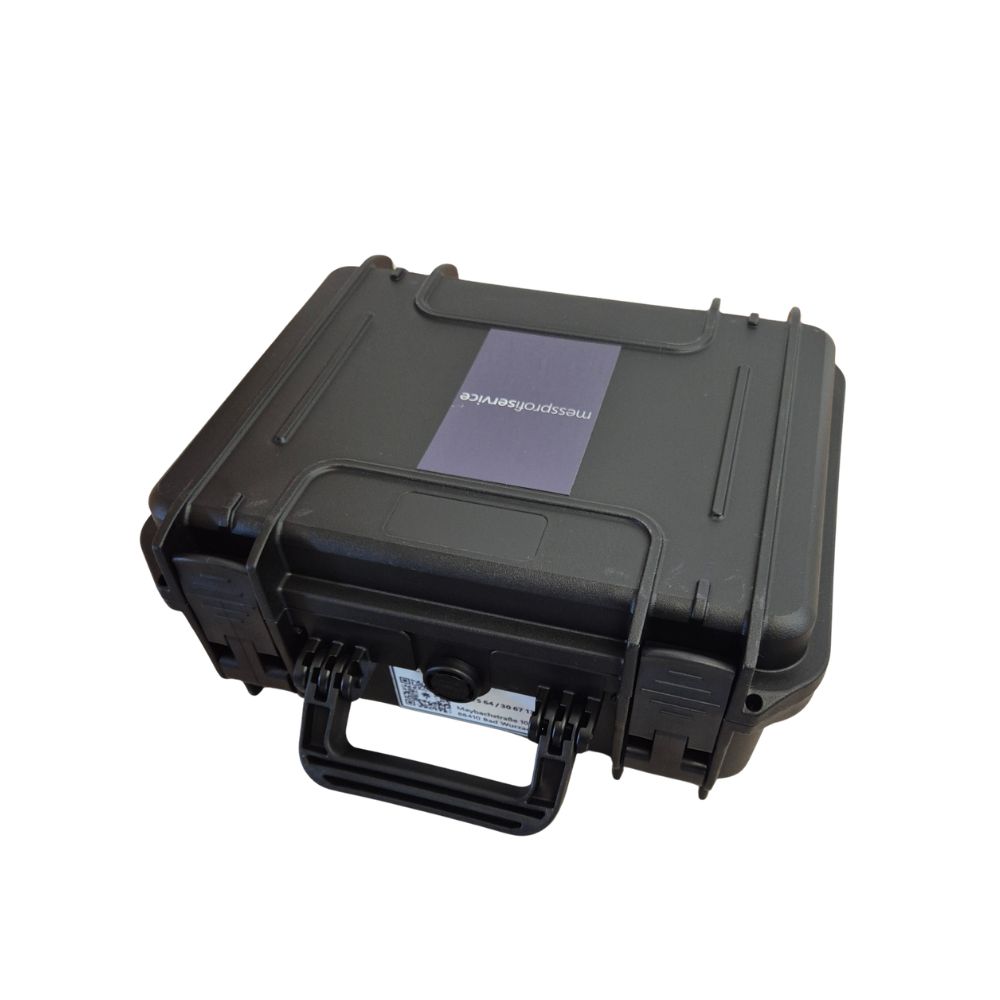 Geschlossener schwarzer Schutzkoffer mit messprofiservice-Logo auf reflektierendem Sticker für Emlid Reach RX2 – kompakte Transportlösung