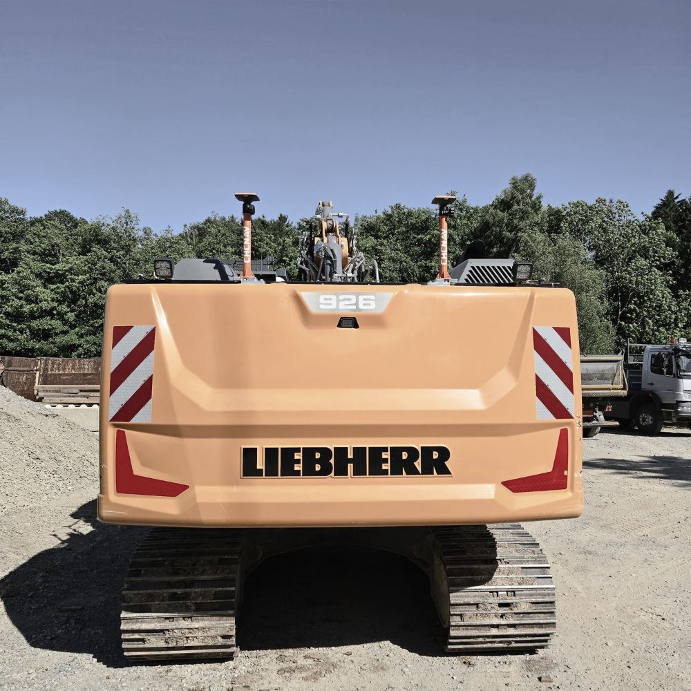 Heckansicht eines Liebherr 926 Bagger mit installiertem CHCNAV MCNAV TX73 3D‑Steuerungssystem – robustes Maschinen‑Guidance Setup