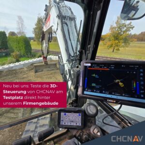 Ausblick aus dem Führerhaus eines Baggers mit eingeblendetem Tablet der Marke CHCNAV in der Hand – Baustelle im Hintergrund, Firmenlogo unten rechts.