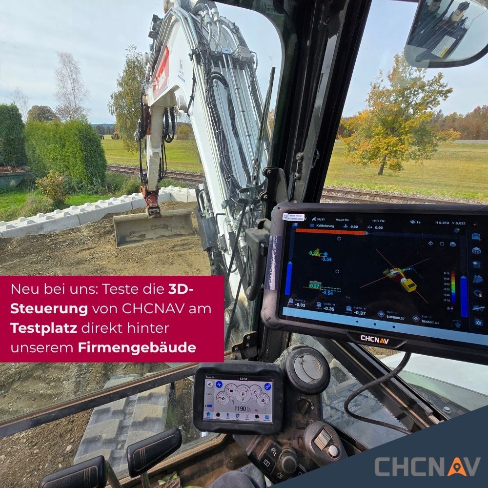 Ausblick aus dem Führerhaus eines Baggers mit eingeblendetem Tablet der Marke CHCNAV in der Hand – Baustelle im Hintergrund, Firmenlogo unten rechts.