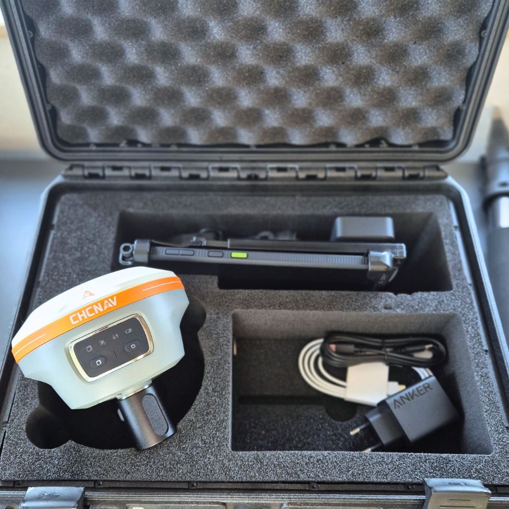 Detailaufnahme von einem Schutzkoffer inlet mit gnss Rover i85, Ladekabel und Tablet + Powerbank